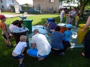 Společné odpoledne rodičů a dětí - natírání popelnic